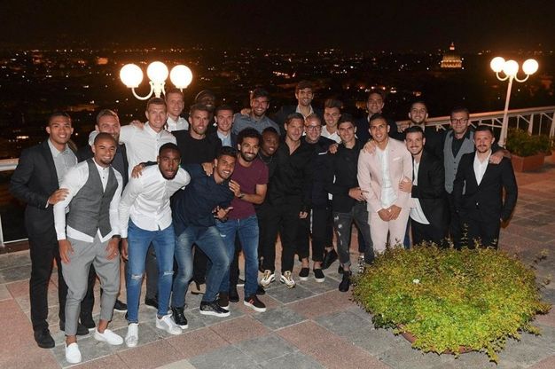 Totti, cena d'addio coi compagni di squadra: foto di gruppo in terrazza
