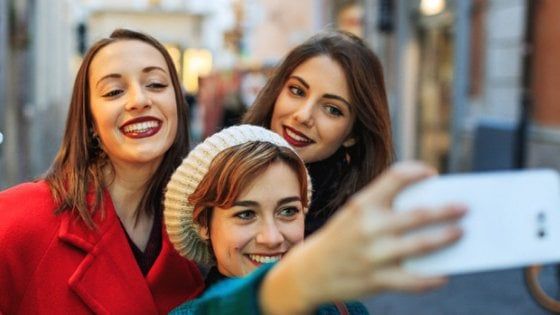 Effetto selfie, distorce la percezione immagine dei millennials