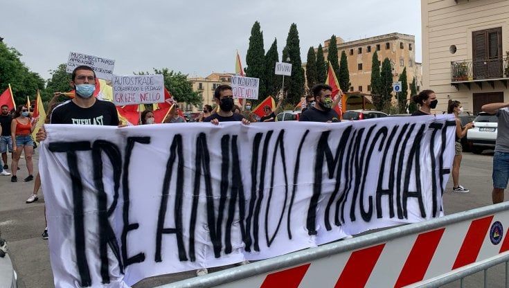 "Tre anni di minchiate": lo striscione di benvenuto a Musumeci. Che se la prende coi giornali