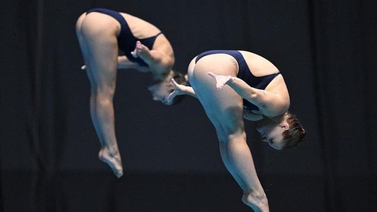 Mondiali di nuoto, gara di tuffi: commenti sessisti, razzisti e body shaming dei telecronisti Rai. Il precedente di Leonarduzzi e gli auguri a Hitler