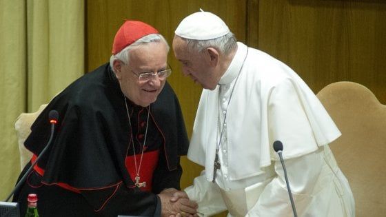 Cei, Bassetti: "Basta richiami esteriori ai simboli della fede. E ci sono troppi pregiudizi sul Terzo settore"