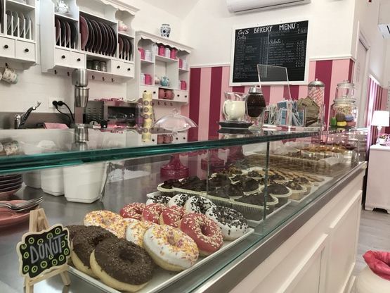 Donut, pancake e cantuccini: a Pistoia i dolci americani e toscani della Cri'S Bakery