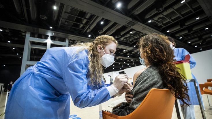 Vaccini, Regioni in ritardo. Regia unica per prenotarli