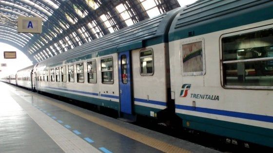 Ponte del 2 giugno, fuga dalla città: il Milano-Genova preso d'assalto. Caos e ritardi, interviene la polizia