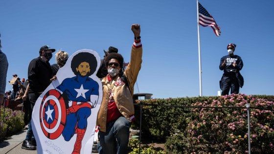 Nfl, la minaccia di Donald Trump in un retweet: "Non comprerò mai più un biglietto della National football league" 