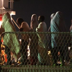 Strage di migranti: tra loro 12 donne e due bambini. Altri 295 soccorsi dalla Marina. Arrestati due scafisti