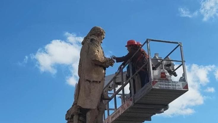 Bari, mistero sulla statua di Niccolò Piccinni: ora riavrà la sua penna d’oca grazie al restauro Fai