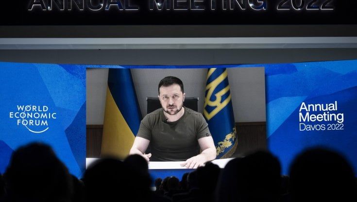 Zelensky a Davos: "Sanzioni massime contro la Russia. L'Occidente ci aiuti a sbloccare i nostri porti"