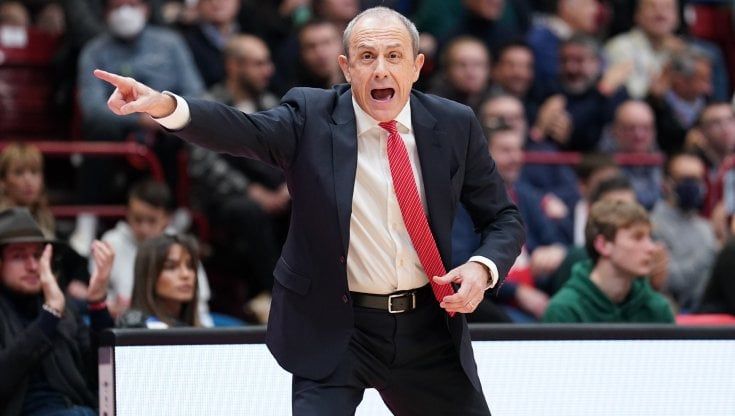 Basket, crisi Olimpia: Messina chiama all'appello i tifosi. "Io primo responsabile, ma ora serve unità"