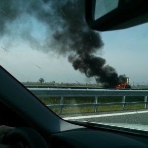 Veicolo in fiamme; chiusa per un'ora l'autostrada Torino - Savona tra Marene e Carmagnola
