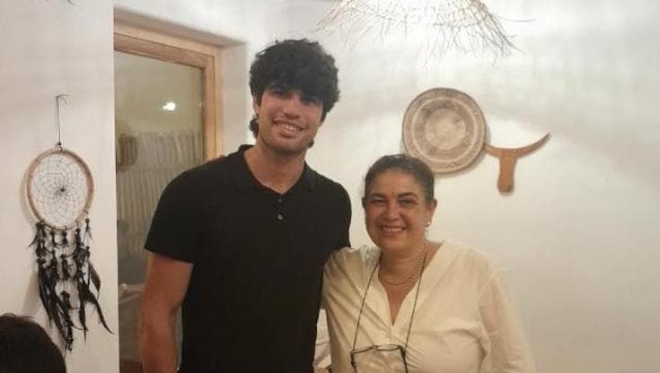 Alcaraz, capelli lunghi e ricci durante la vacanza a Procida. Altro cambio di look per lo spagnolo