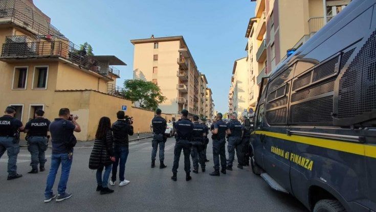 Kataleya scomparsa, si chiude lo sgombero del palazzo occupato, c'è anche la madre della bimba. Sul posto il questore, l'assessora Funaro