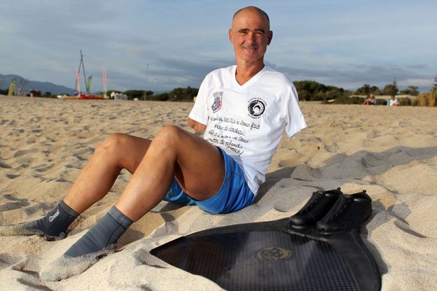 Giro della Corsica a nuoto senza braccia: l'impresa di Thierry Corbalan 