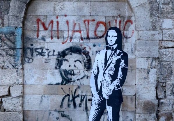 La Gioconda è vestita da uomo: il murale a Bari vecchia