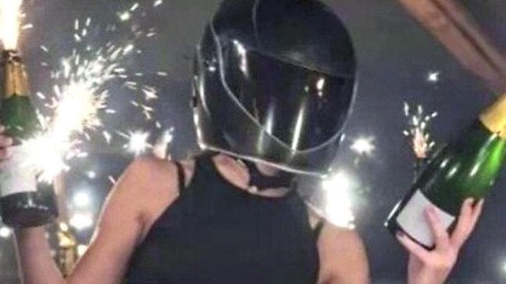 Crans-Montana, la famiglia difende la cameriera con il casco: “Cyane non ha colpe”