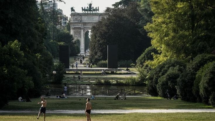 Tetti verdi, acqua e siepi. Il decalogo di Milano per la resilienza climatica