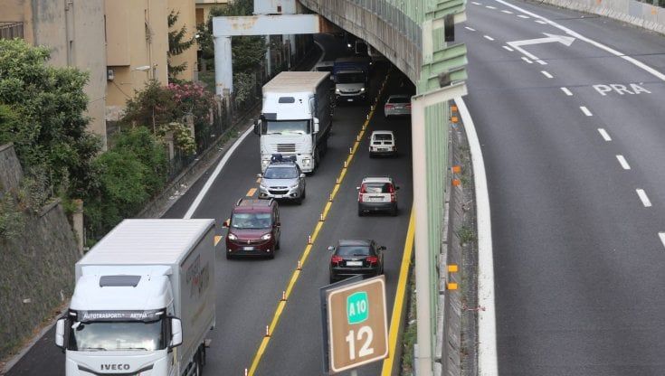 Maxi cantiere in A10, code infinite. Autostrade stringe i tempi: "I lavori sull'A10 termineranno entro domenica"