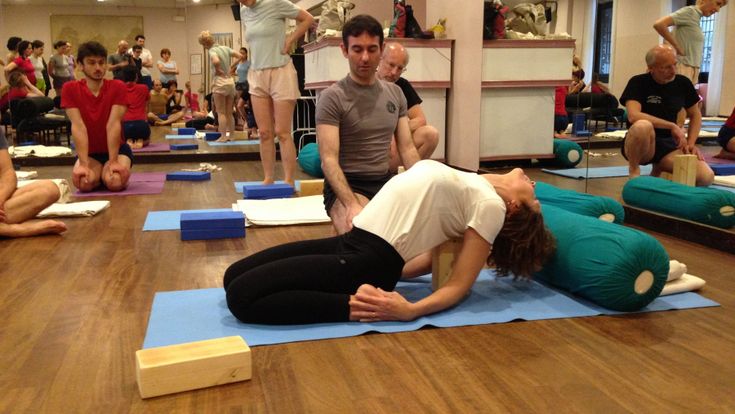 Il maestro italiano dello yoga che sfida gli indiani 