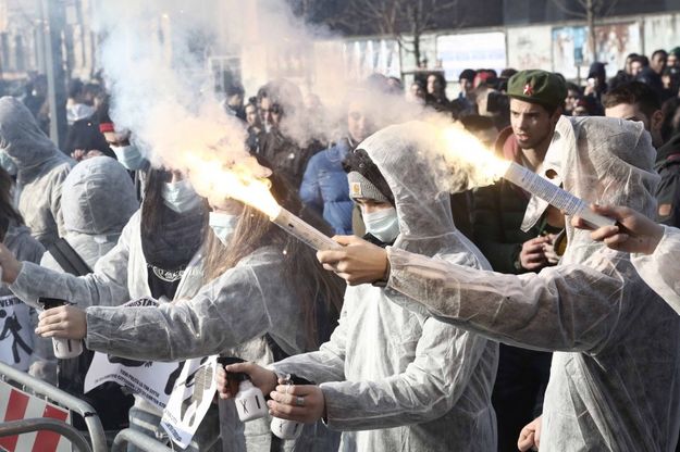 Milano, studenti contro Salvini-Le Pen: in piazza ruspa e fumogeni