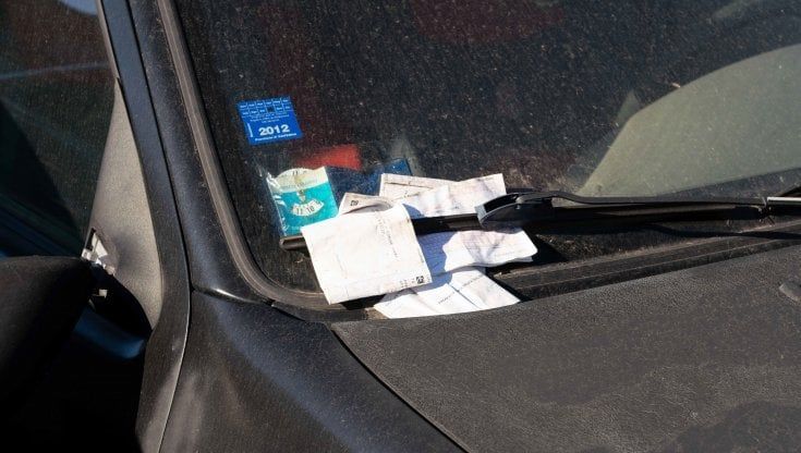 Parma, 178 mila sanzioni stradali della municipale. Diciotto conducenti denunciati perché fuggiti dopo un sinistro 