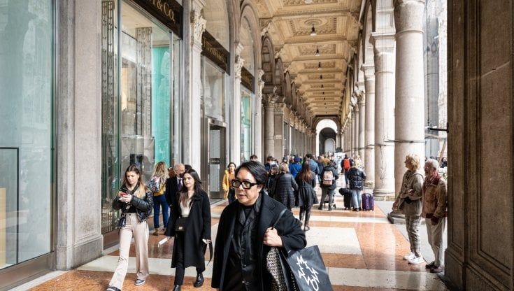 Covid, i dati settimanali: la curva dei contagi torna a scendere: -3%