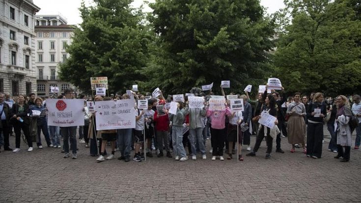 Aule inagibili da un anno alla scuola Tiepolo: presidio di docenti e studenti davanti al Comune