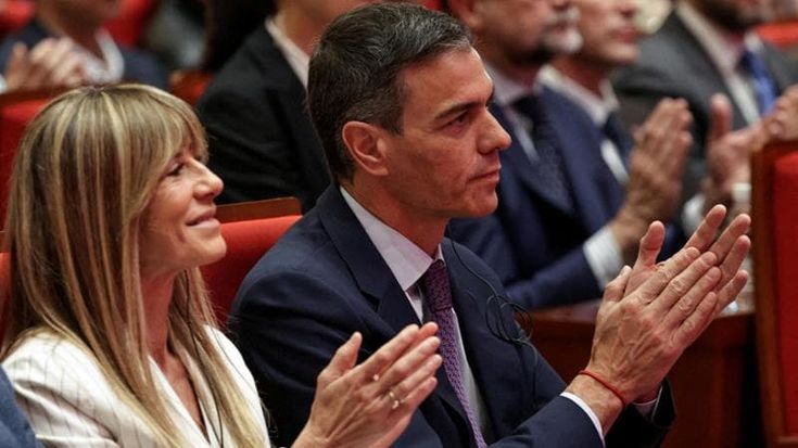 Spagna, la moglie di Pedro Sánchez andrà a processo. E dalla Ue arriva l’ok sulla legge di amnistia