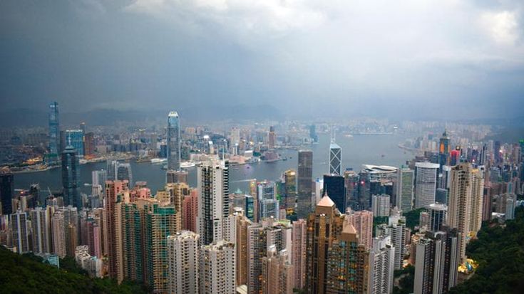 A Hong Kong come a Palermo con 250 euro. Il caro carburante e la giungla dei voli estivi