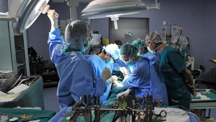 Bimba di 18 mesi ricoverata con un ematoma alla testa: operata. Indagini per capire le cause