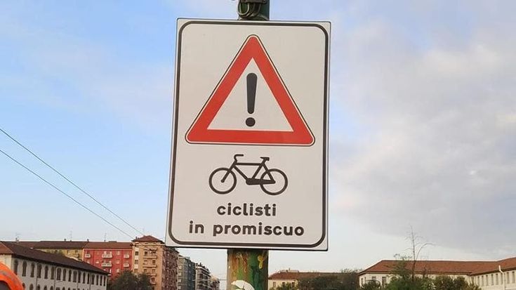 Sul Ponte della Ghisolfa arriva il cartello che segnala “ciclisti in promiscuo”. Il Comune: “Imposto dal ministero”