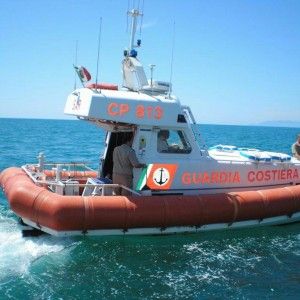Peschereccio si ribalta all'ingresso del porto di Livorno