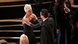 Oscar 2019, dal pendente di Lady Gaga  alla cravatta di Malek: le curiosità della serata