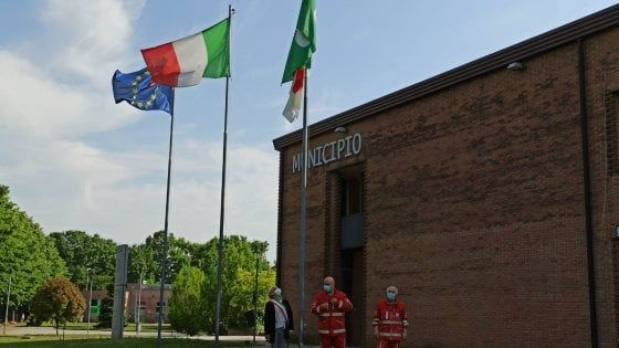 Doppio atto vandalico contro il municipio di Vizzolo Predabissi: incendio nei locali e una vetrata spaccata