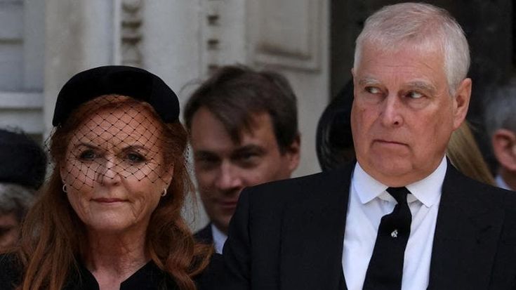 Caso Andrea, è mistero su chi finanzia la lussuosa fuga dell’ex moglie Sarah Ferguson