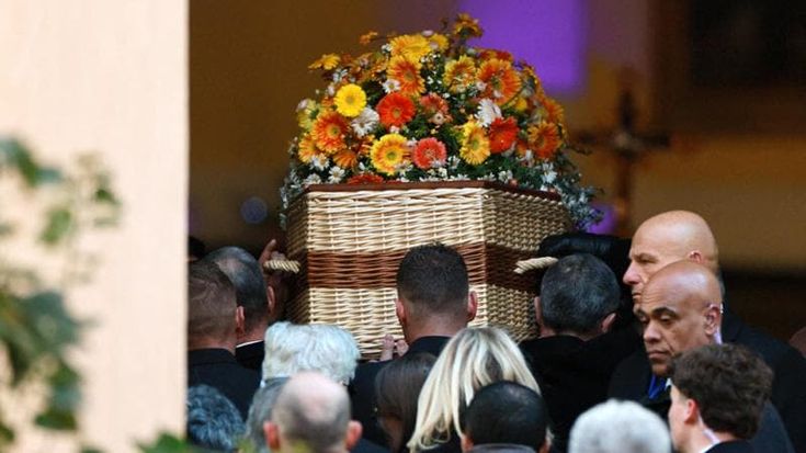 Brigitte Bardot, l’addio a Saint-Tropez. La bara ecologica, tanti cani e fiori di campo