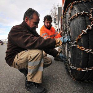 Auto, dal primo novembre torna l'obbligo delle catene a bordo