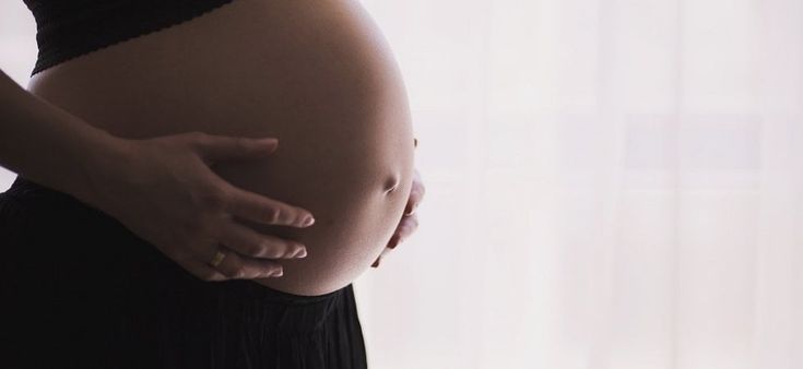 Avere figli da giovani e allattarli protegge dal cancro al seno? Facciamo chiarezza