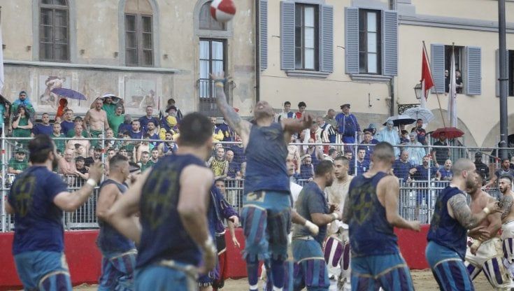 Calcio storico, sotto il diluvio la vittoria è degli Azzurri