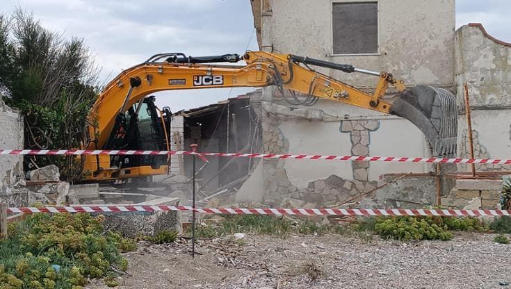 Castel Volturno, abbattuti altri cinque immobili abusivi. E su Taverna del Re: “Roghi dolosi”