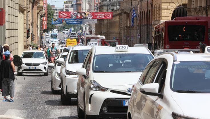 Taxi, impossibile prenotarli e chiamarli da 24 ore: “Guasto al data center”