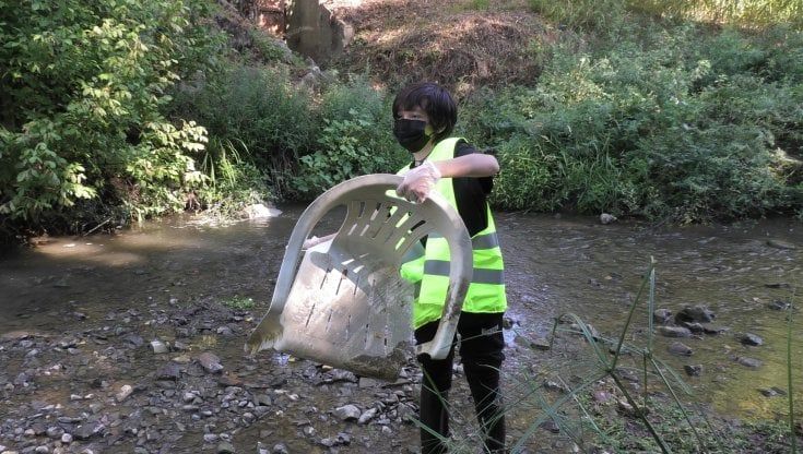 Plogging nel torrente Ema, tre classi del Galluzzo  prime in educazione civica