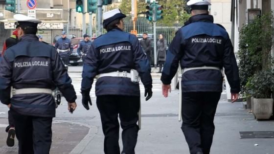 Stranieri ammassati nel suo bilocale: vigilessa denunciata a Rimini