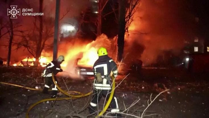 Raid di missili russi sull'Ucraina, dieci morti tra cui due bambini a Sumy. Le immagini