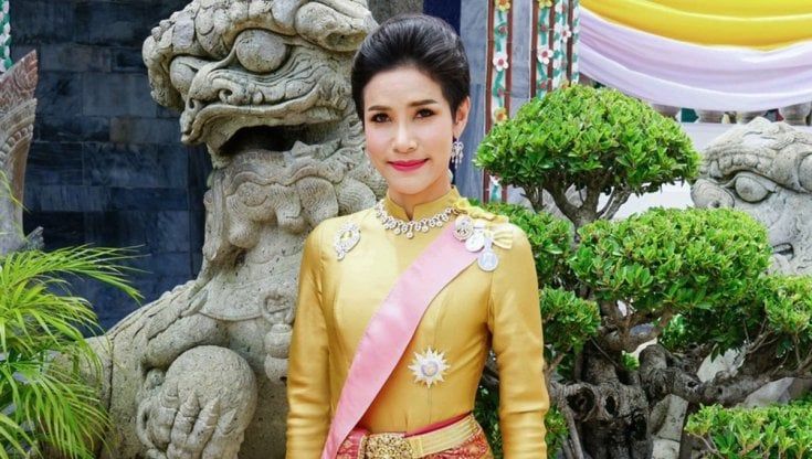 Thailandia, la guerra delle concubine: diffuse foto sessualmente esplicite della favorita del re