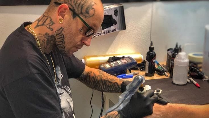 Yoga e dj set per vent’anni di tatuaggi a Genova