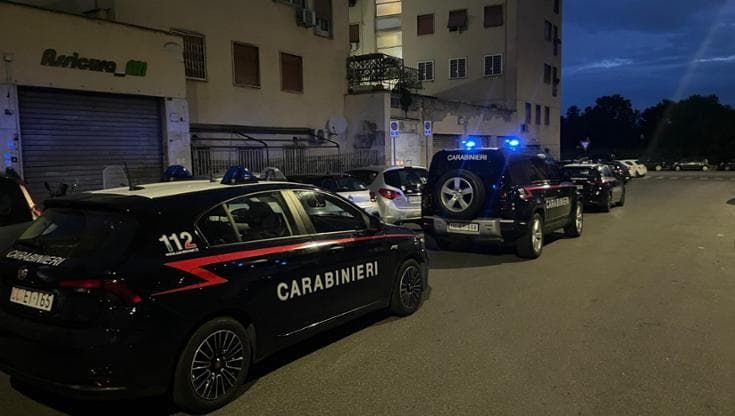 “Hai la data di scadenza, ti uccido”. Ma dopo mesi di minacce e botte fa arrestare i suoi estorsori