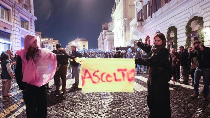 Le nostre vite sospese tra vera collera e allarmi fantasma