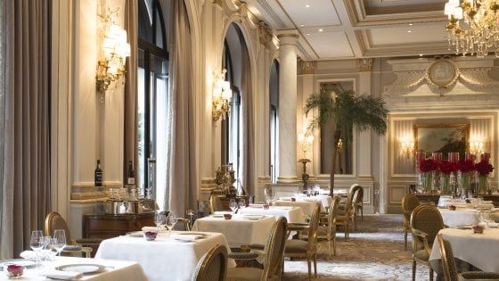 A Parigi l'hotel dei record: al suo interno tre ristoranti, tutti stellati (e con un tocco d'Italia)