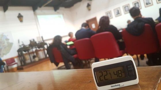 Torino, in Sala Rossa come ai tropici: così il Comune viola le regole mentre vuole ridurre lo smog