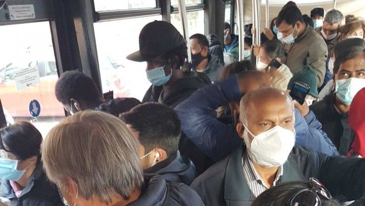 Atac e assembramenti , gli utenti sfidano l'au: "Venga a rischiare il contagio con noi, sul  508"